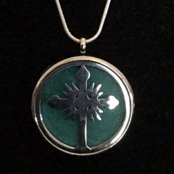 CROSS 316L STAINLESS STEEL AROMATHERAPY LOCKET - Picture 6 of 6